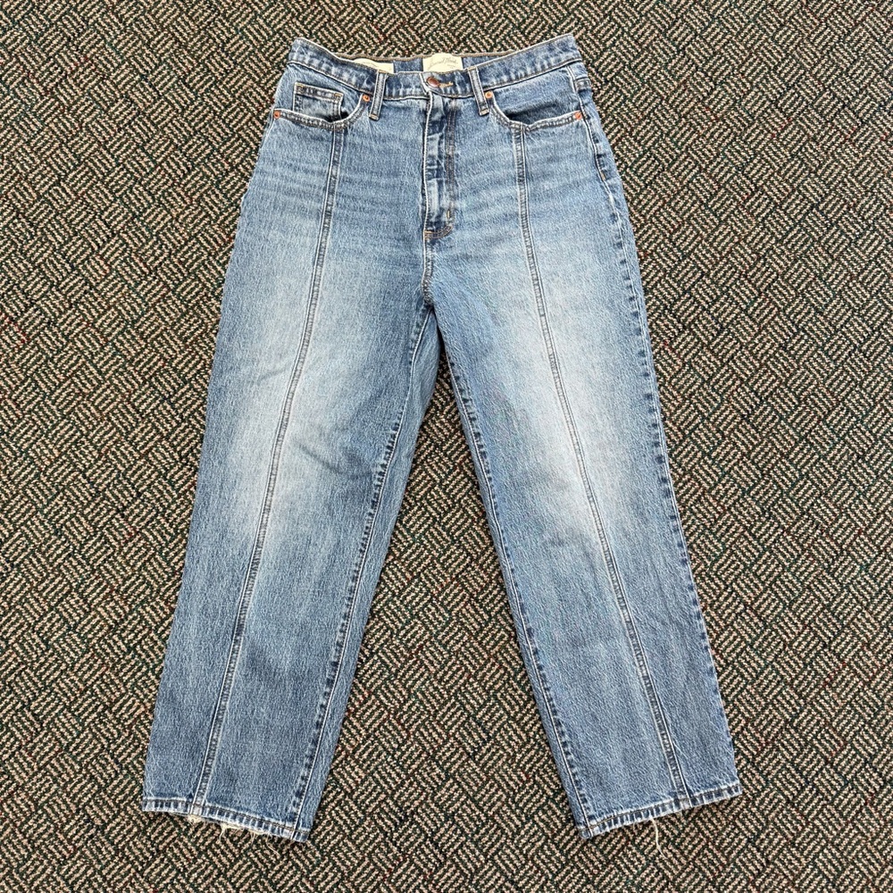 Universal Thread Women's Straight Leg Jeans in Light Blue Wash